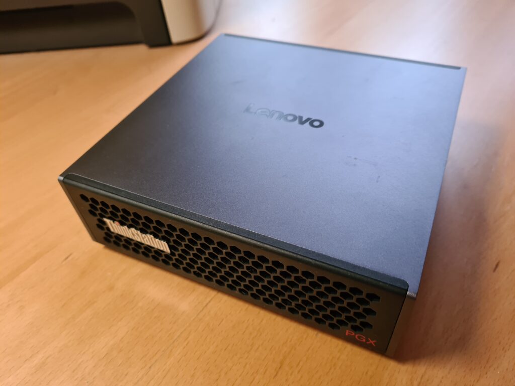 Fotografie einer Lenovo ThinkStation PGX