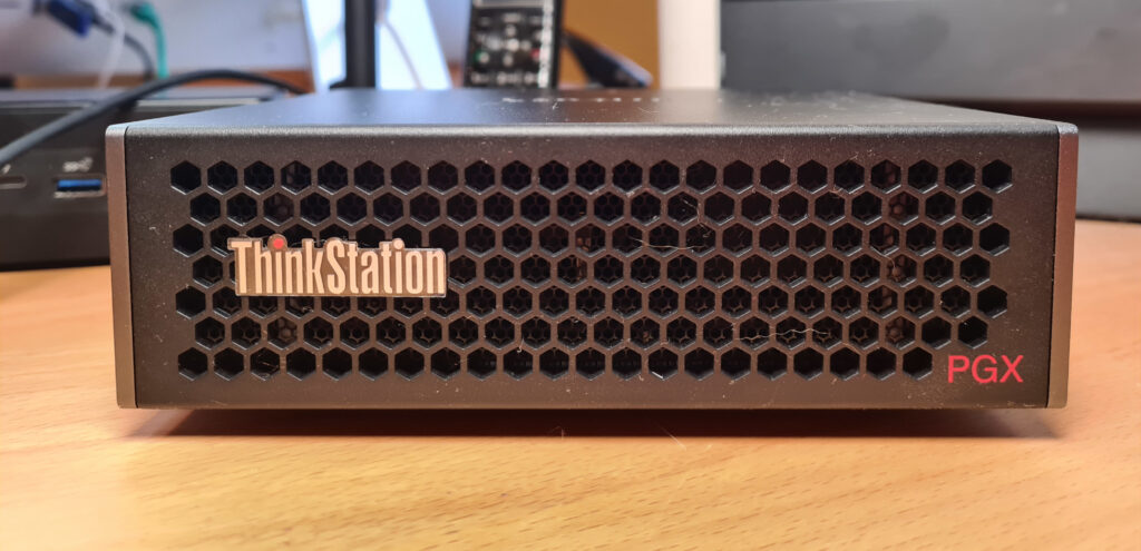 Fotografie der Vorderseite einer Lenovo ThinkStation PGX