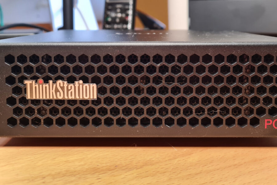 Fotografie der Vorderseite einer Lenovo ThinkStation PGX